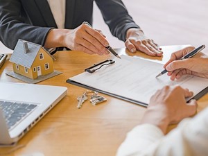 ¿Cómo puedes proteger tus intereses en un contrato inmobiliario de compraventa?
